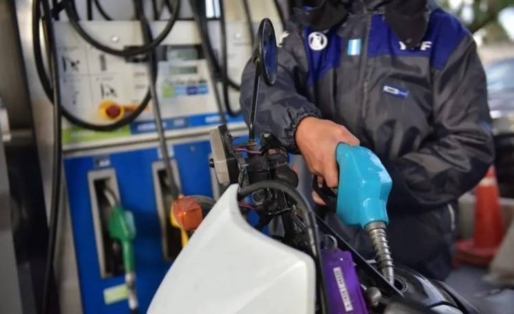 El Gobierno Nacional evalúa subir un impuesto y las naftas podrían aumentar desde el jueves