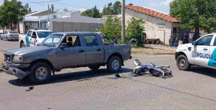 Una motociclista se encuentra en estado grave tras un accidente de tránsito