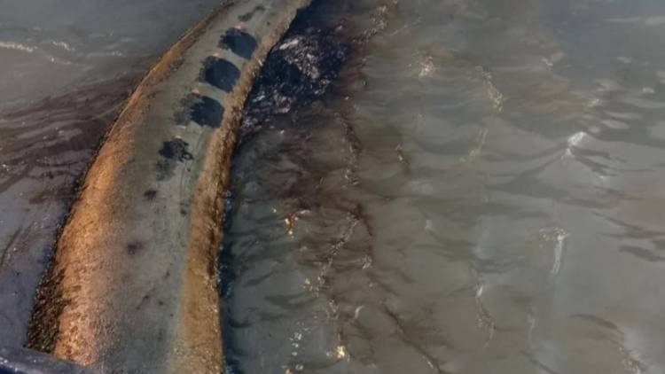 Detectan una nueva mancha en la ría: niegan que sea petróleo