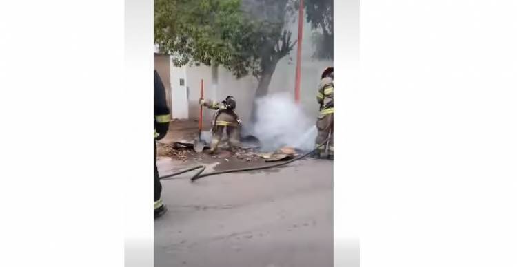 Bomberos Voluntarios acudieron al supuesto incendio de un auto, pero era basura en llamas