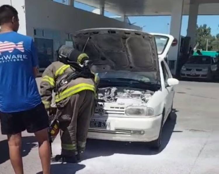 Un auto sufrió un principio de incendio tras salir de cargar combustible en Colón al 3000