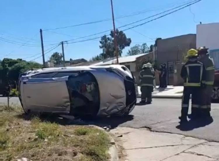 Choque entre dos vehículos y vuelco en 11 de septiembre y Rodríguez Peña