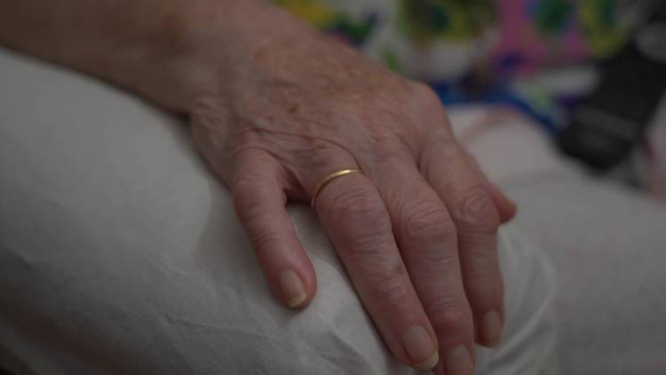 Le roban una alianza de oro a mujer de 91 años, en plena calle y con engaños