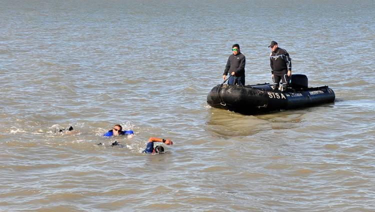 Buzos del Servicio de Salvamento de la Armada realizaron nado a mar abierto