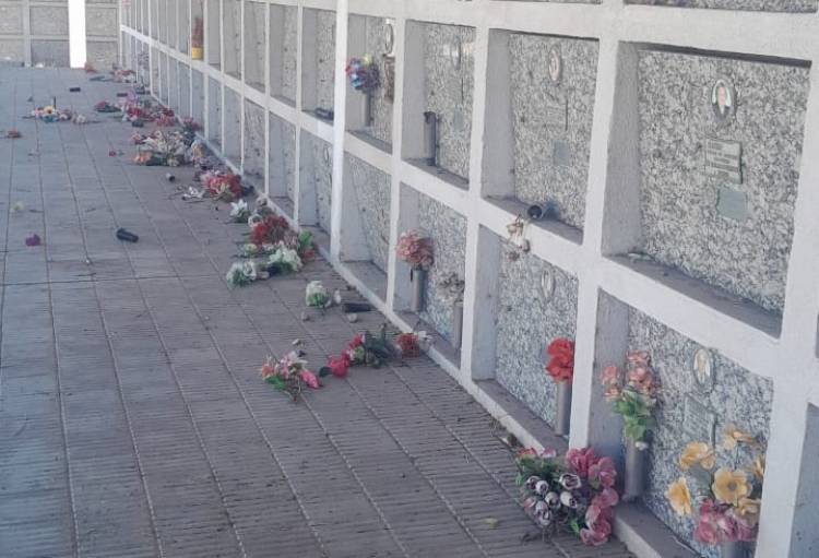 Indignante: Anoche volvieron a robar placas en el panteón del COM 