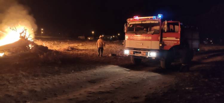 Intensa labor de Bomberos Voluntarios en incendios forestales