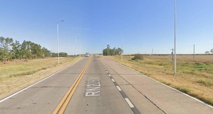 Un camión chocó a un automóvil en el acceso al Puente Naranja