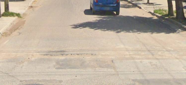 Vecinos decidieron rellenar una zanja de la obra inconclusa 