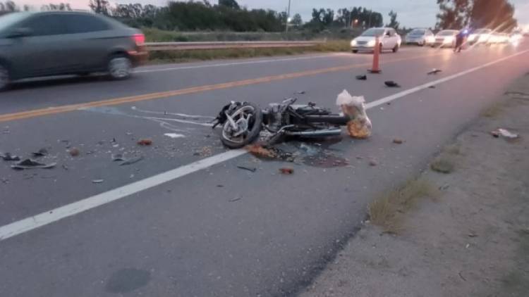 Una mujer se desmayó mientras conducía y chocó a una moto