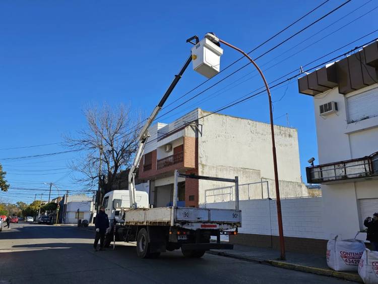El Municipio de Coronel Rosales inició la colocación de luminarias LED en calle Mitre