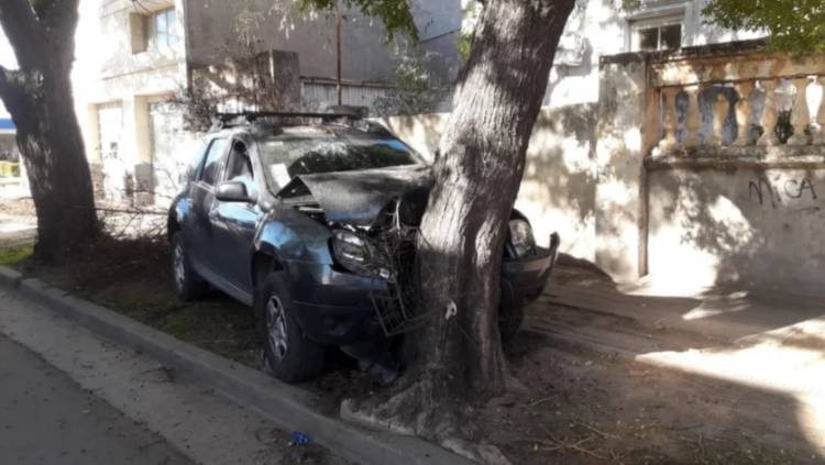 Una camioneta chocó a un auto, se subió a la vereda e impactó contra un árbol