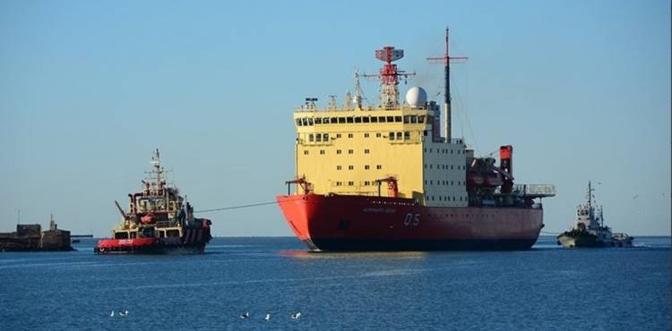 El Rompehielos Irízar arribó a Puerto Belgrano para tareas de mantenimiento