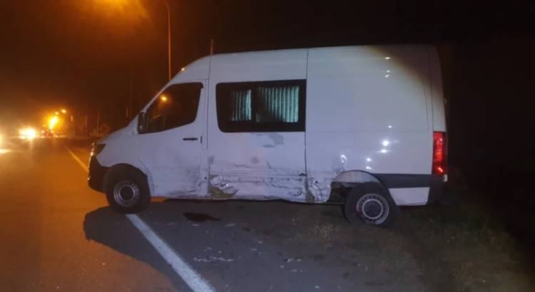 Accidente de tránsito entre una camioneta y un auto