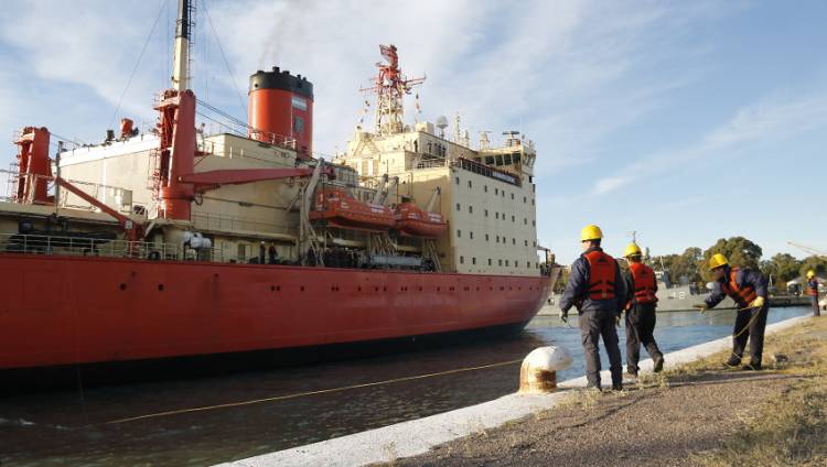 El rompehielos ARA “Almirante Irízar” ingresó a dique de cara a su próxima campaña antártica