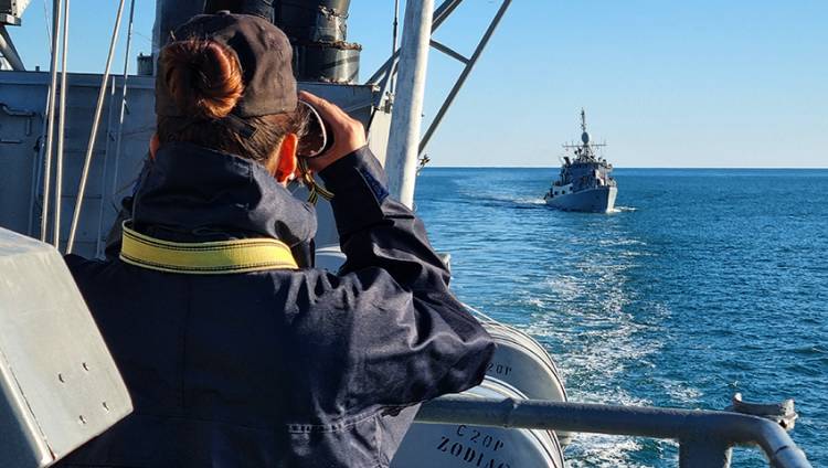 Unidades navales y aeronavales de la Armada Argentina se adiestran en el mar