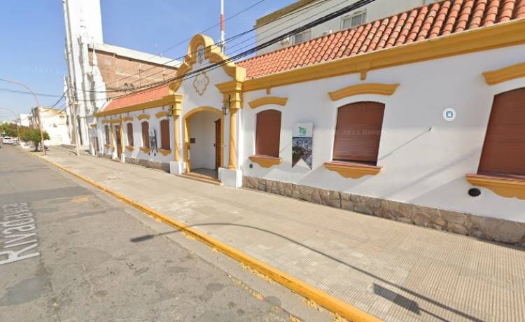 Colocarán árboles sobre el frente del Municipio en calle Rivadavia