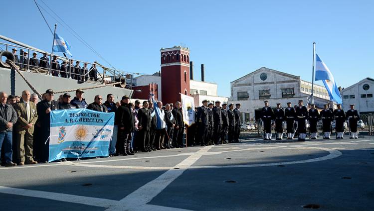 Último arriado de pabellón y pase a condición de buque radiado del transporte rápido multipropósito ARA “Hércules”