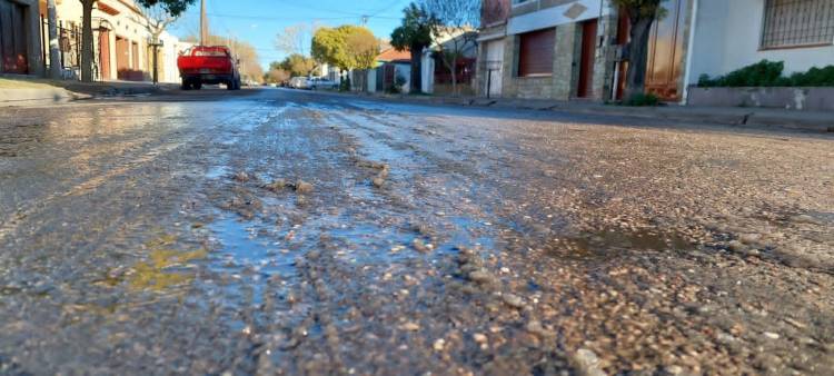 Un colectivo resbaló por la escarcha y chocó un auto estacionado en Irigoyen y Brown