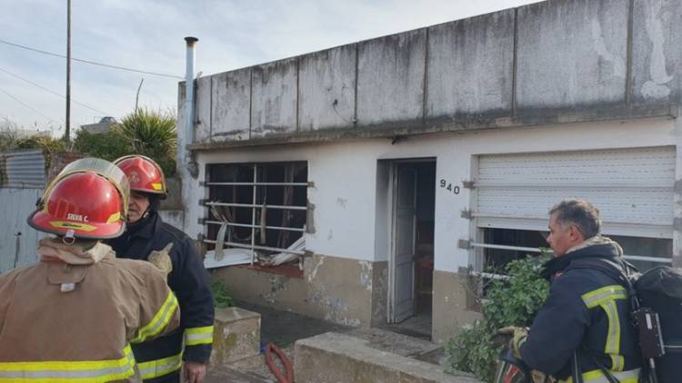 Bomberos Voluntarios acudieron al incendio en una vivienda de Ciudad Atlántida