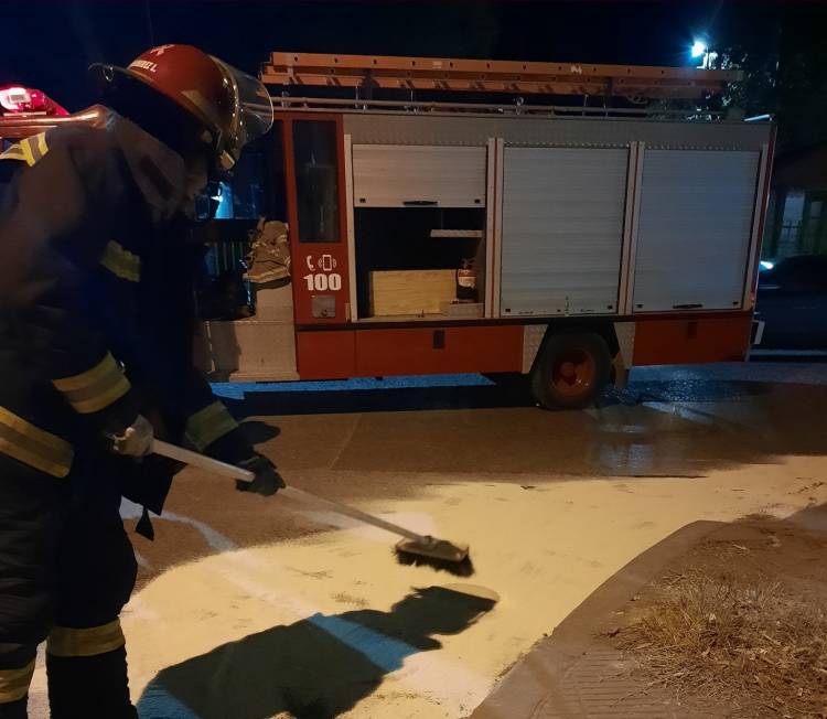 Por un derrame de gasoil Bomberos Voluntarios realizaron tareas de prevención en Colón y Alberdi