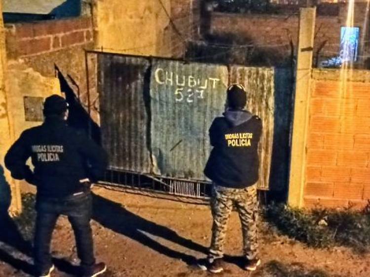 Un hombre y una mujer ex policía fueron detenidos por comercialización de cocaína