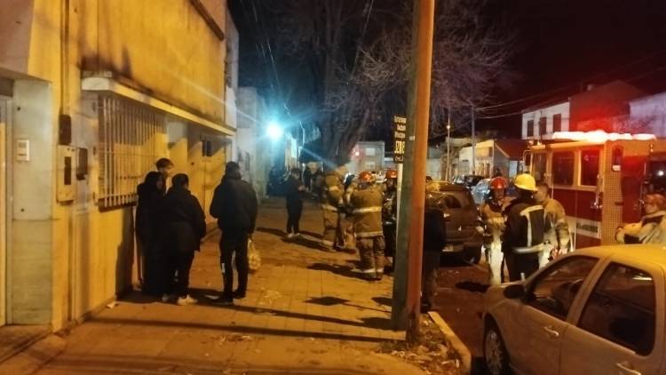 Bomberos Voluntarios acudieron al principio de incendio en una vivienda de Urquiza al 700