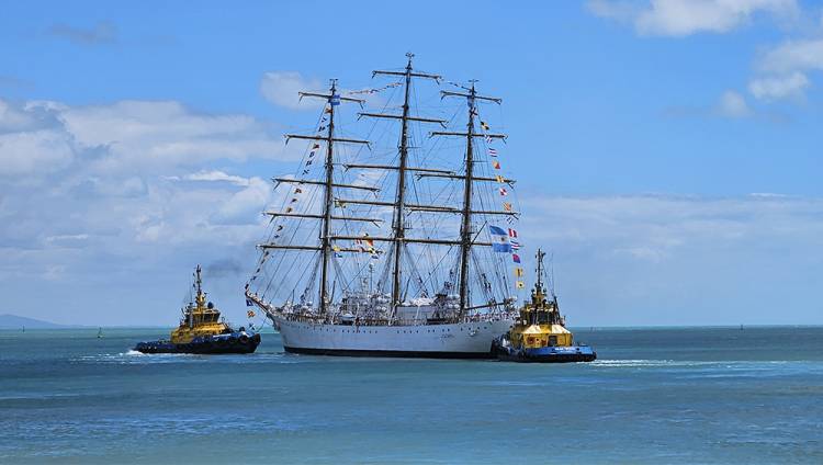 La Fragata ARA Libertad se despidió de Fortaleza