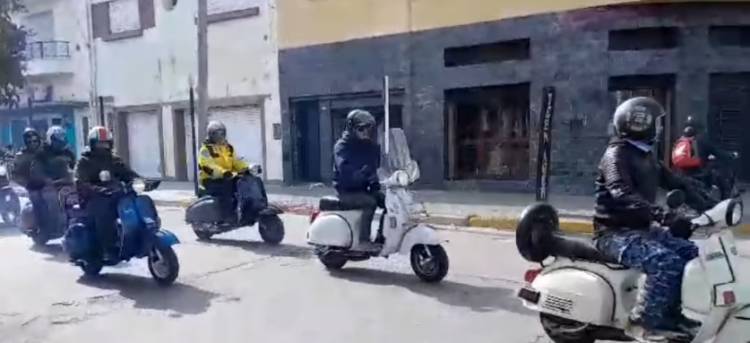Más de 50 motos VESPA recorrieron las calles de la ciudad