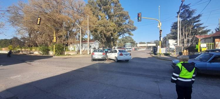 Accidente de tránsito en Colon e Irigoyen, una esquina donde funcionan mal los semáforos