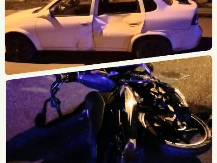 Un menor de edad que circulaba en una moto sufrió una fractura en la pierna tras chocar con un auto