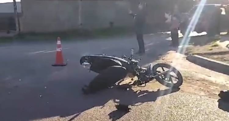 Una moto que circulaba en contramano impactó contra un auto