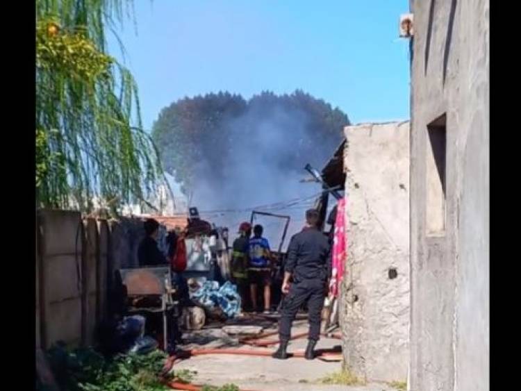 Bomberos Voluntarios acudieron a un incendio en el patio de una vivienda