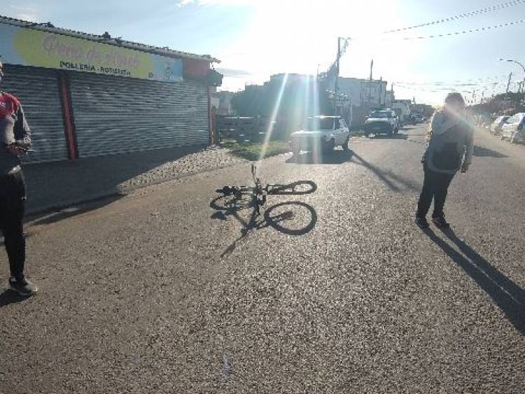 Un joven fue hospitalizado tras un accidente de tránsito entre una bicicleta y un auto