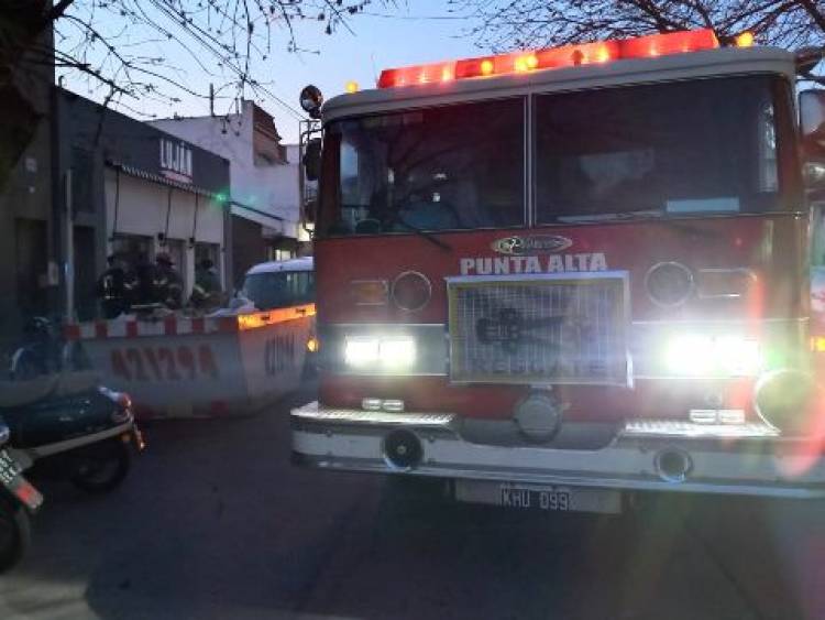 Bomberos Voluntarios acudieron a un desperfecto eléctrico en una panadería