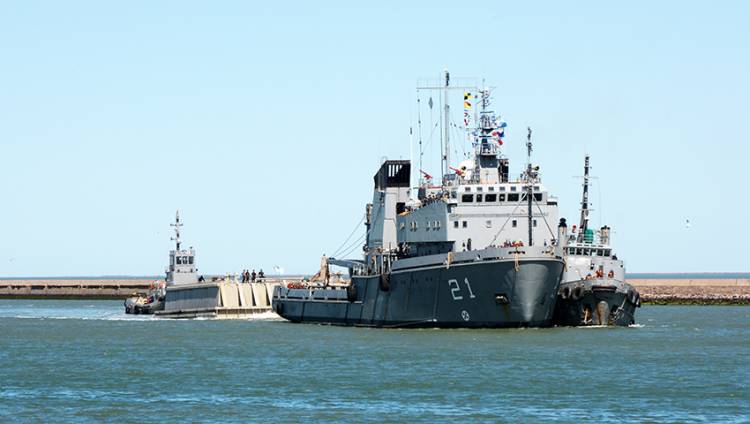 El aviso ARA “Puerto Argentino” trasladó la compuerta flotante del dique de carena N°2 a la BNPB