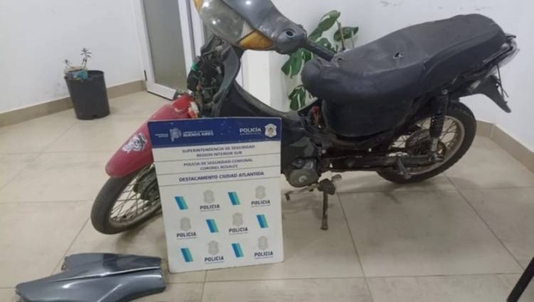 Detuvieron a un hombre por robarle la moto a su expareja y agredirla