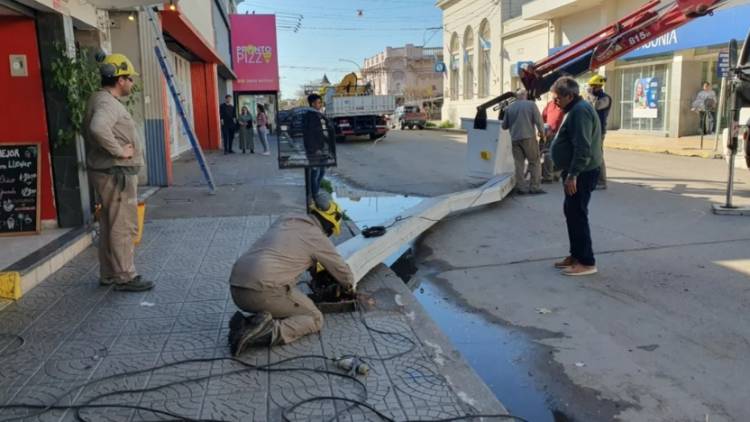 Un camión que transportaba maquinaria chocó contra un cartel comercial en Humberto al 400