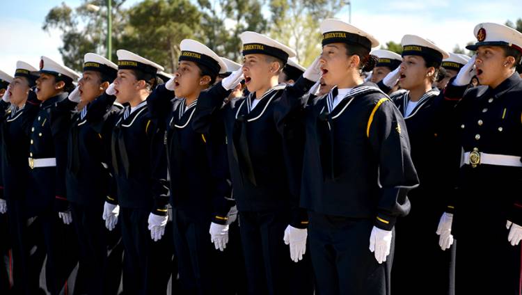 Se realizó la ceremonia de entrega de uniformes en la Escuela de Suboficiales de la Armada
