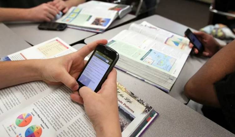 El Senado Bonaerense dio media sanción a la ley para regular las pantallas en las aulas