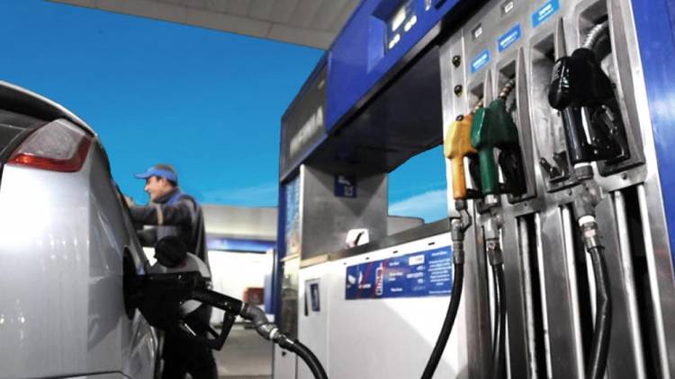 Desde este martes YPF bajará el precio de los combustibles