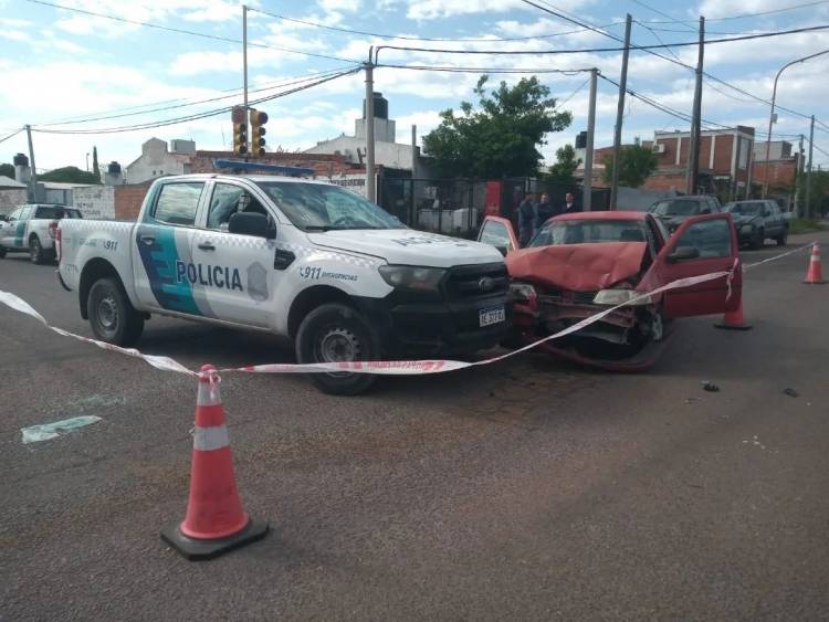 Accidente de tránsito entre un auto y un patrullero