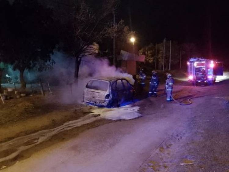 Pérdidas totales en el incendio de un auto en Barrio Laura