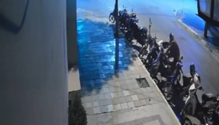 Un delincuente robó una moto de un estacionamiento en la madrugada del domingo