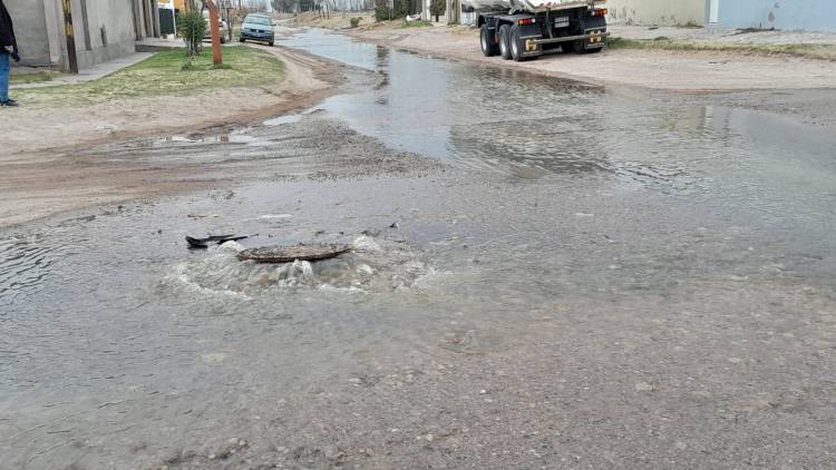 Muchos reclamos por desbordes cloacales en distintos puntos de la ciudad
