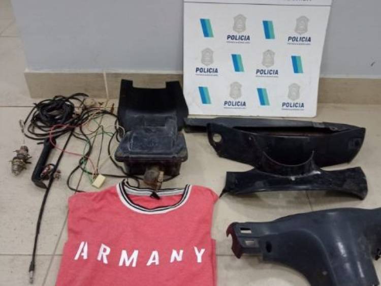 Se identificó al delincuente que robó la moto del estacionamiento de Roca y quedó filmado