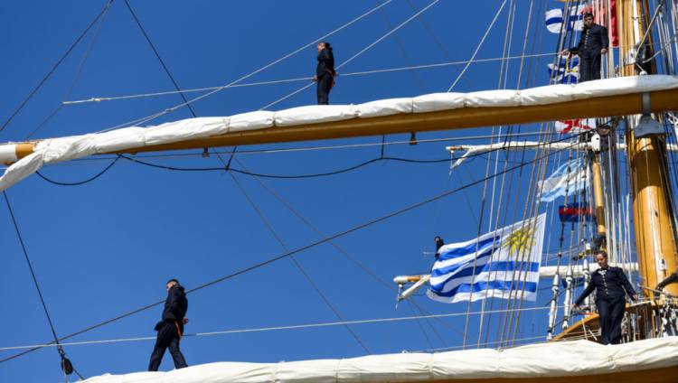 Montevideo recibió a la fragata ARA “Libertad”