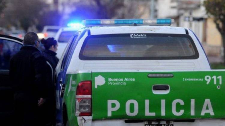 Aprehenden a una mujer por golpear a otra, y a su hija menor de edad por herir a una policía
