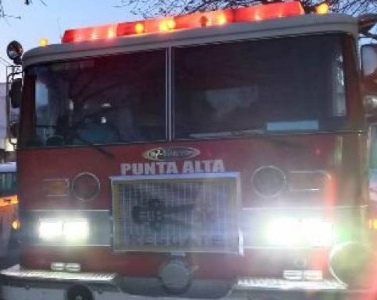 Bomberos Voluntarios rescataron a una mujer que se descompensó y quedó encerrada en su casa