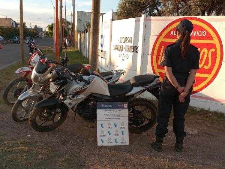 Un motociclista que evadía controles atropelló al jefe de la Policía Comunal