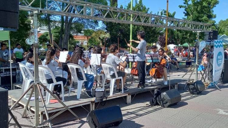 Comidas, artesanías y bailes típicos de las colectividades en la Plaza Belgrano